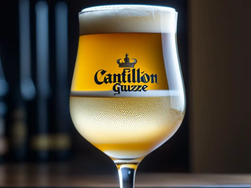 Lambic dorado y burbujeante en vaso Cantillon, con condensación y etiquetas elegantes