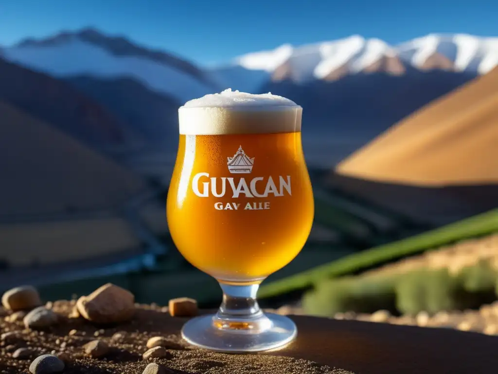 Un vaso de cerveza Guayacán Golden Ale dorada en el hermoso paisaje del Valle de Elqui, resaltando su espuma y tono dorado