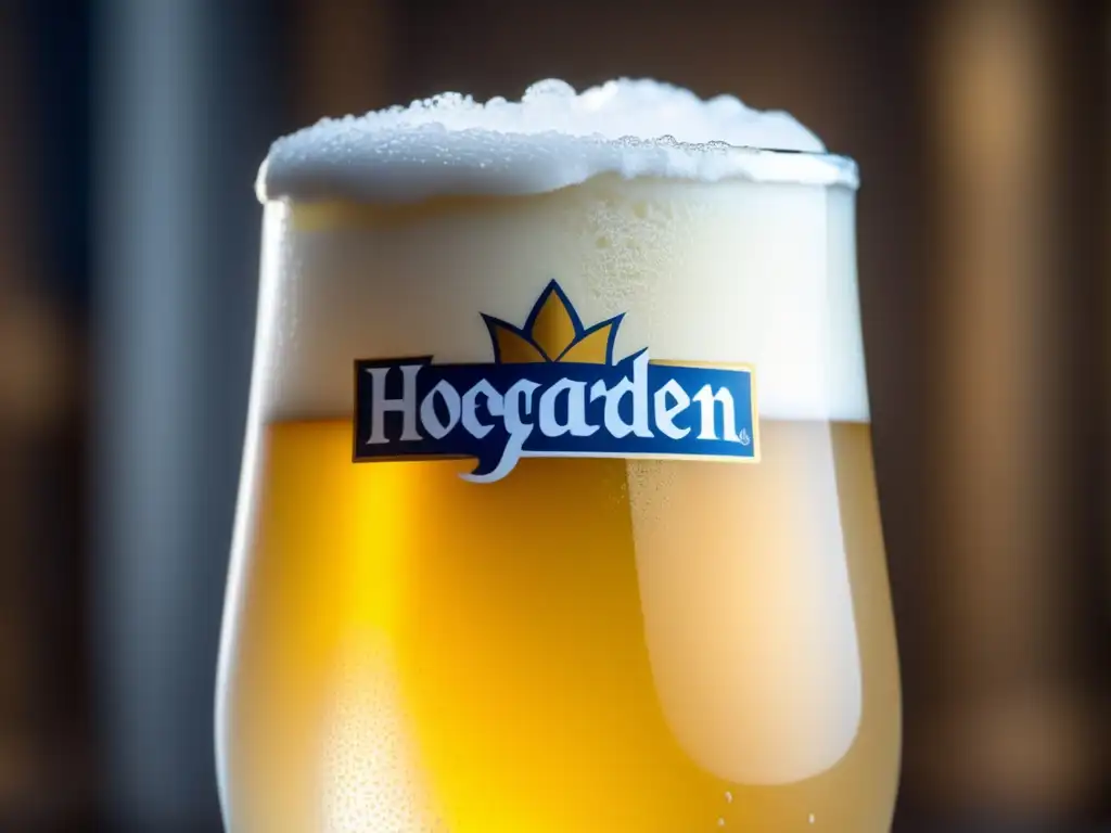 Un refrescante y dorado vaso de Hoegaarden witbier, con espuma cremosa, burbujas y el logo icónico