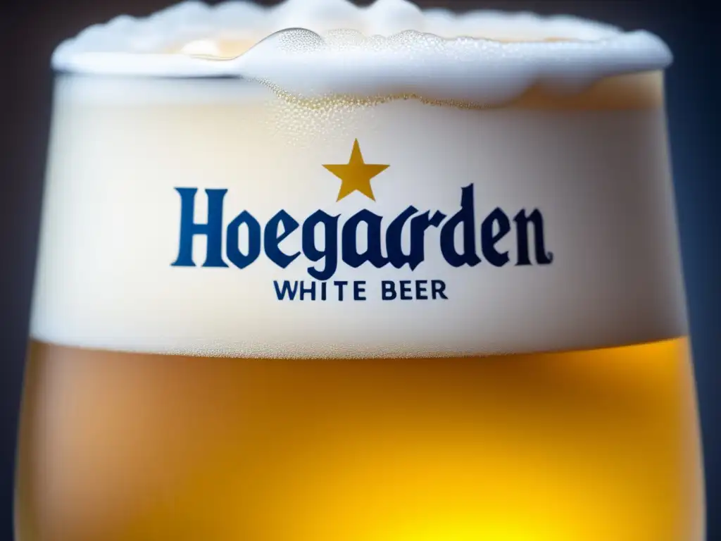 Cerveza Hoegaarden White con espuma blanca y detalles vibrantes