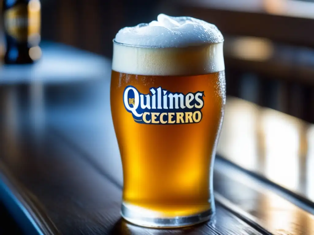 Cerveza artesanal Quilmes: Dorada y efervescente en un vaso, capturando la esencia de la industria cervecera