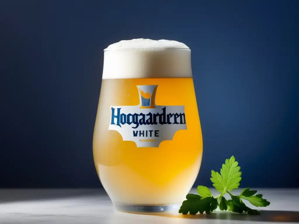 Una exquisita cerveza Hoegaarden Witbier, con su característica nubosidad y espuma blanca cremosa